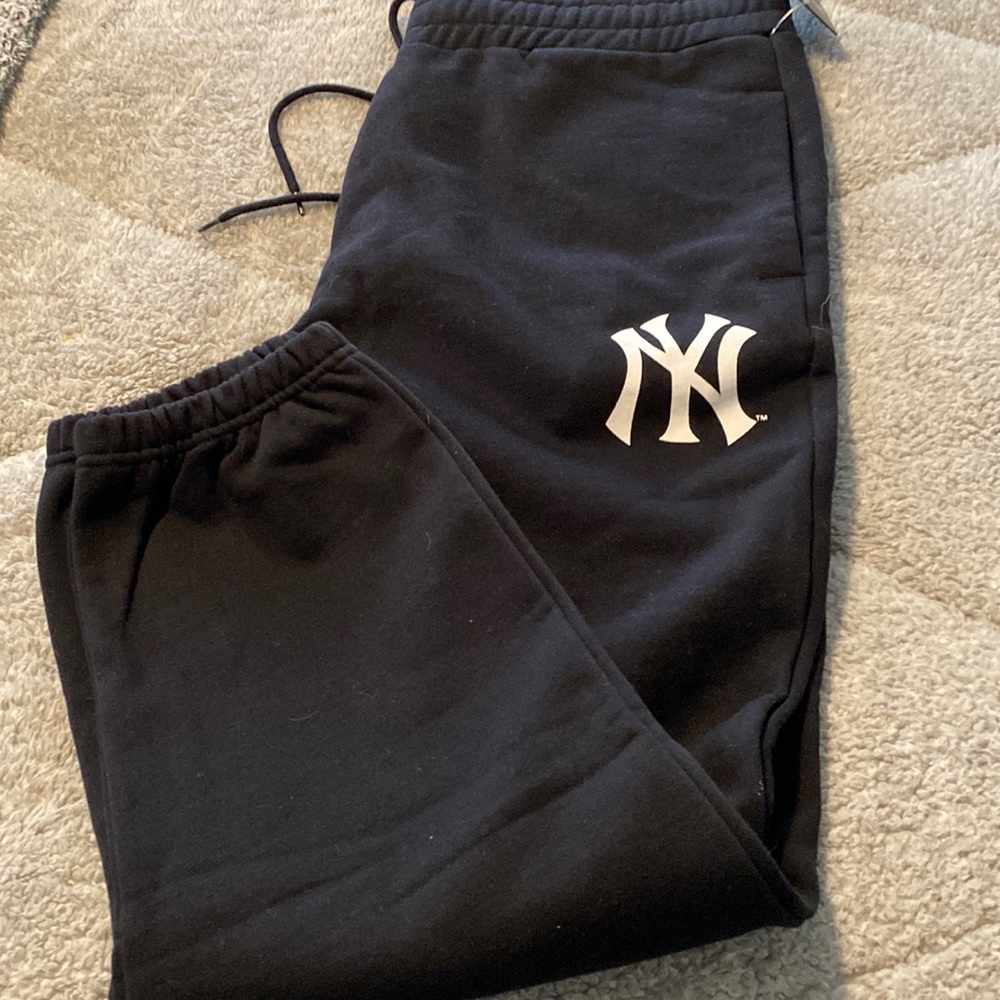 Yankees logo sweat pants w/one back and 2 side pockets in xl